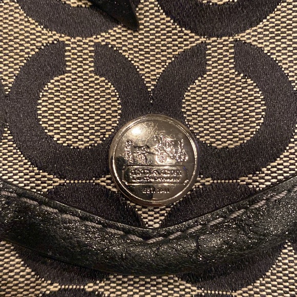 SOLD Coach super cute wristlet 🖤🖤like new 🖤🖤 Color block adorable little bag- - Picture 9 of 15